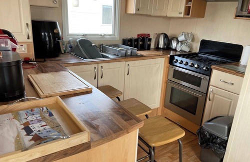Camber Cabin | Cozy Camber Caravan 3 Bedroom Retreat With Decking
