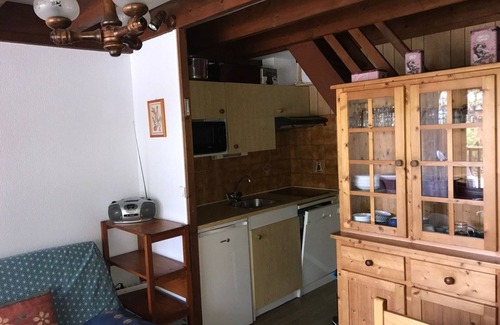 Superbolquere Ski Chalet | Cozy Chalet for 6 with Modern Amenities, Pet-Friendly, Communal Parking