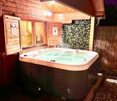 Vijfhuizen House | Cozy chalet with garden and jacuzzi near Amsterdam
