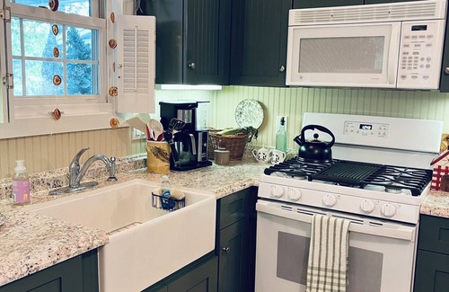 Altamont Cottage | Cozy Christmas Cottage on Linville River- Fireplace & pet-friendly