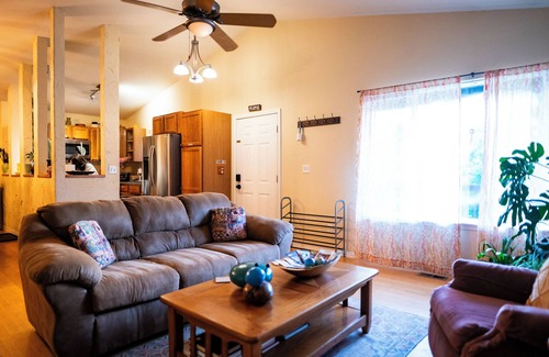 Frederick House | Cozy CO Casa: Eco & Pet Friendly—Sleeps up to 9, Remote Work Hub, Rec Center