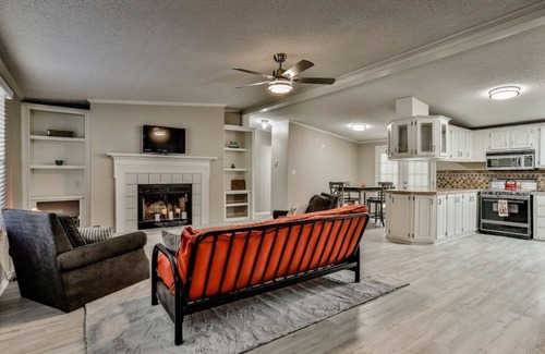 Granbury House | Cozy & comfortable Granbury Home- Minutes from Lake & Historic Downtown Square!