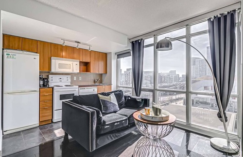 CityPlace Apartment | Cozy Condo near CN Tower - downtown