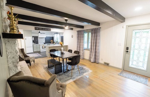 Inglefield House | Cozy Cottage, 3 mins from EVV, fenced yard