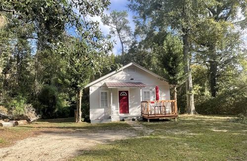 Mobile Cottage | Cozy cottage minutes from downtown Mobile, Top Golf, Bel Air Mall, and more .