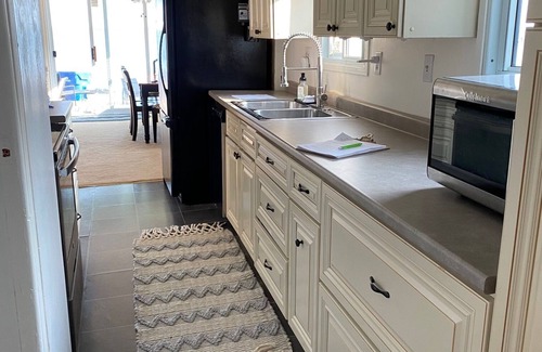 Harwich House | Cozy Cottage on Rondeau Bay in Erieau steps from local restaurants!
