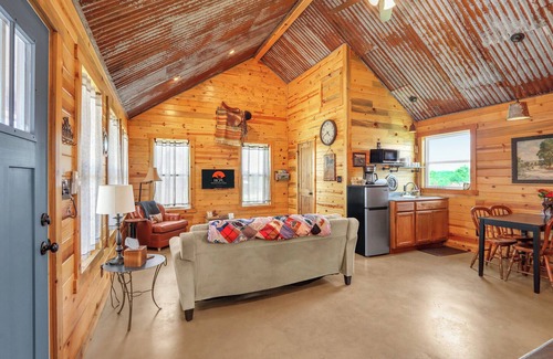 Wimberley Cabin | Cozy Cottage w/Firepit, Pickleball & Porch