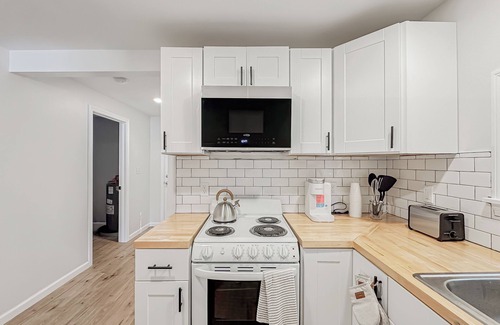 Watertown Cottage | Cozy cottage with AC and lake access in charming Connecticut suburb.