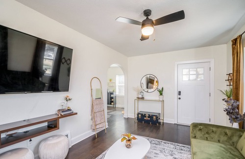 Wichita Cottage | Cozy Cottage within minutes of the airport, Zoo, and restaurants.