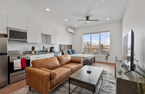 West Colfax Apartment | Cozy Designer Studio w/1 Queen