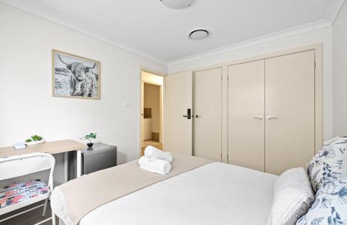 Panania House | Cozy Double Room in Panania - Close to Stations & Stores - Shared Bathroom