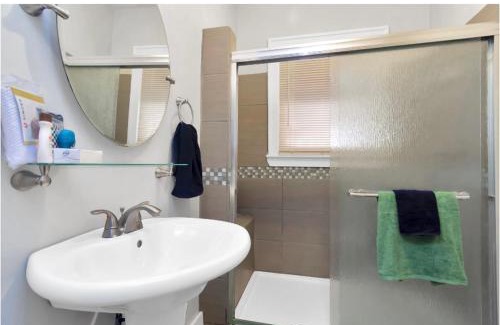 Central Business District Apartment | Cozy Downtown Studio by Toyota Center