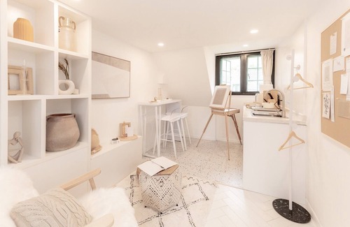 Jing'an House | Cozy Duplex W/Skylite 2 mins walk to Metro Line 2, Jing'An temple & Kerry Center