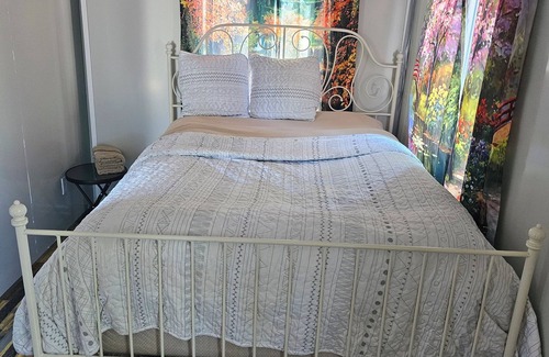 Carrolls Other | Cozy farmhouse in charming Kelso with AC, WiFi