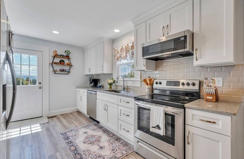 Troutville House | Cozy Farmhouse with a Hot tub to die for and 4 person Sauna on 8 acres!