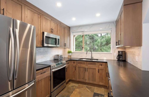 Blackcomb House | Cozy forest retreat w/balcony & shuttle