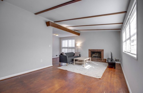 Seminary Hill Apartment | Cozy Furnished Home in Alexandria with Backyard Patio - Upstairs Unit Only