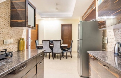 DLF City House | Cozy Getaway: Clean and modern