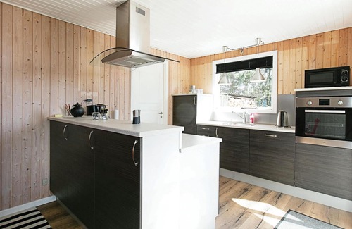 Oster Somarken House | Cozy home in Aakirkeby with WiFi