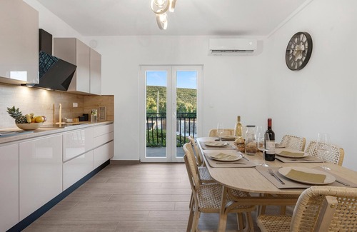 Sibenik House | Cozy home in Mirlovic Zagora