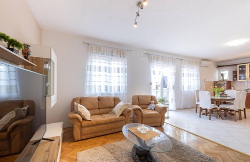 Neoric House | Cozy home in Neoric with WiFi