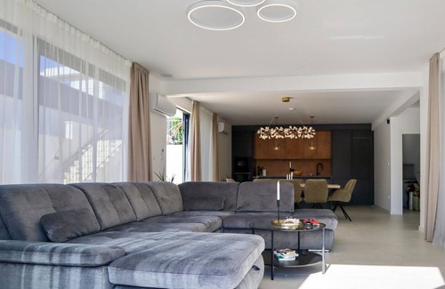 Rogac House | Cozy home in Rogac with sauna