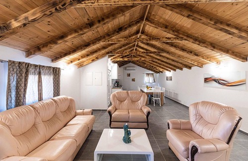 Trilj House | Cozy home in Ugljane with WiFi