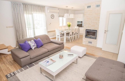 Unesic House | Cozy home in Unesic with sauna