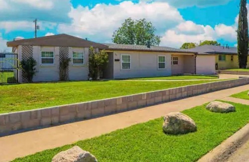 Midland House | Cozy home with a Pool