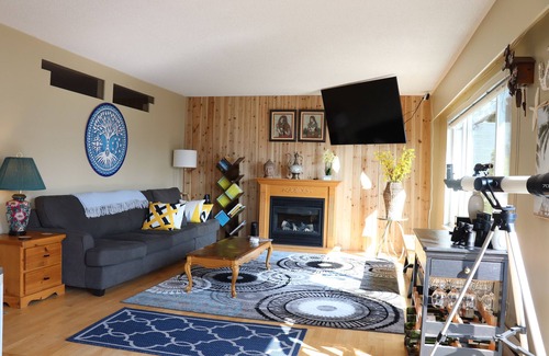 Langdale House | Cozy Home with Ocean and Mountain views. Family sized wth game room and deck