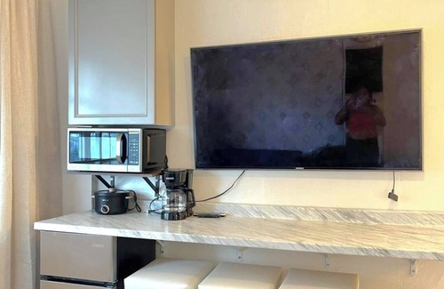 Flamingo/Lummus Hotel | Cozy hotel room 270 sqf with WiFi, AC in amazing Miami Beach