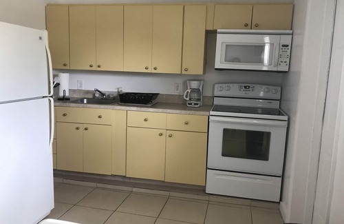 Pompano Beach House | Cozy house in Pompano. 4 miles from beach.