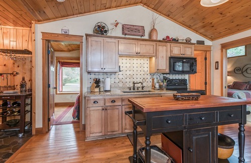 Hillman House | Cozy house just feet from the water. "Lake Life" 70 minutes from Maple Grove