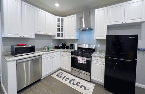 East Orange House | Cozy King Bed suite w/free Parking ,Self check in and WiFi