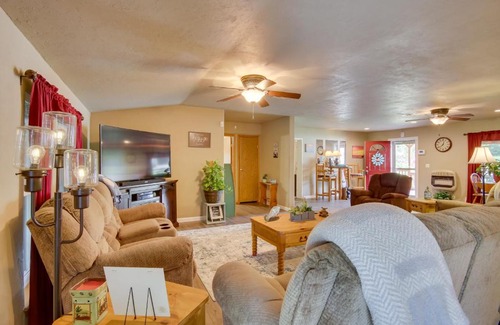 Eufaula House | Cozy Lake Eufaula Hideaway with Fire Pit and Hot Tub!