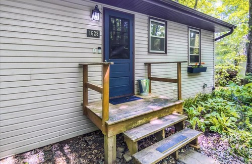 Almelund House | Cozy Lake House with Fireplace, Views, Close to Skiing!