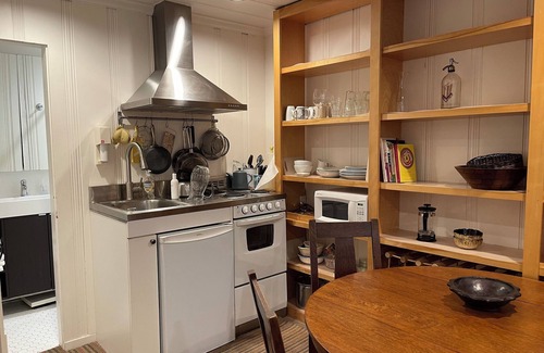 Hollywood Hills West Apartment | Cozy Laurel Canyon Retreat. 15 minute Drive to Hollywood Blvd!