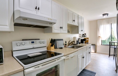 Laurel Condo | Cozy Laurel Condo w/Pool Access ~ 20 Mi to DC!