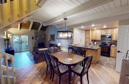Tennis Village Condo | Cozy Lodge Condo with A/C, Fireplace & Spa Access