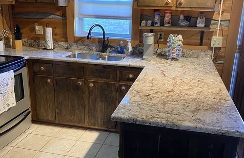 Vesta House | Cozy Log Cabin Near the Parkway