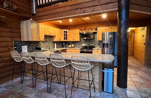 Iola Cabin | Cozy Log Cabin - Nature Escape - 5 acres