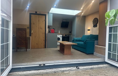 Cricklewood Apartment | Cozy London Studio Near City Center