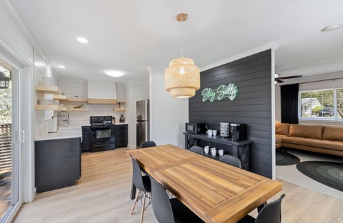 Myrtle Grove House | Cozy Mid Century Home 15 min from the beach
