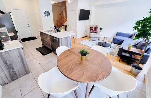 Niagara Falls House | Cozy Modern Family Retreat - 10 minutes from Falls