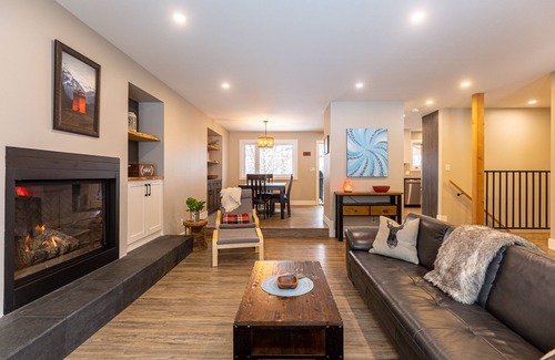 East Kootenay House | Cozy mountain home with hot tub, backing onto trails and the river(pet-friendly)