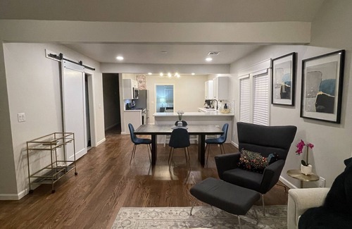 Cherry Street Cottage | Cozy Nest in the heart of Cherry Street/Swan Lake