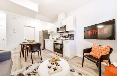Jasper Place House | Cozy Nordic Utopia, Bsmt Suite near WEM & DT, King Bed, WiFi