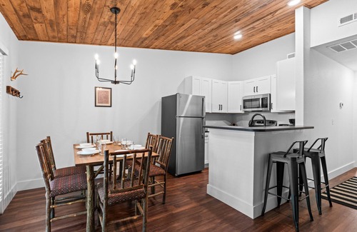 Kimberling City House | Cozy Ozark Mountain Bungalow-Wood Burning Fireplace-Free Tickets-Near Silver Dollar City-Lake Access