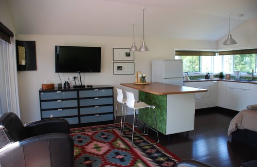 Guerin Cottage | Cozy & Pet-friendly Lakefront Cottage