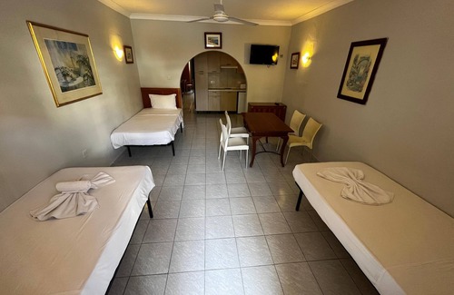 St. Paul's Bay Bed & Breakfast | Cozy poolside apartment with 5 beds